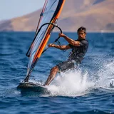 Windsurfeur en vitesse sur une planche à voile