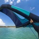 Aile de wing foil dans le vent au-dessus d'un lagon