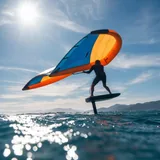 Rider de wing foil volant grâce à son foil au-dessus de l'eau