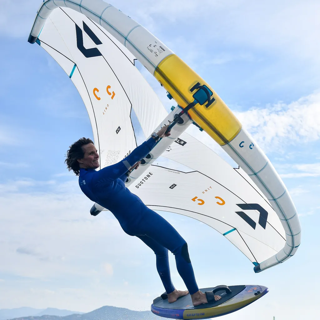 Rider en wing foil au-dessus de l'eau