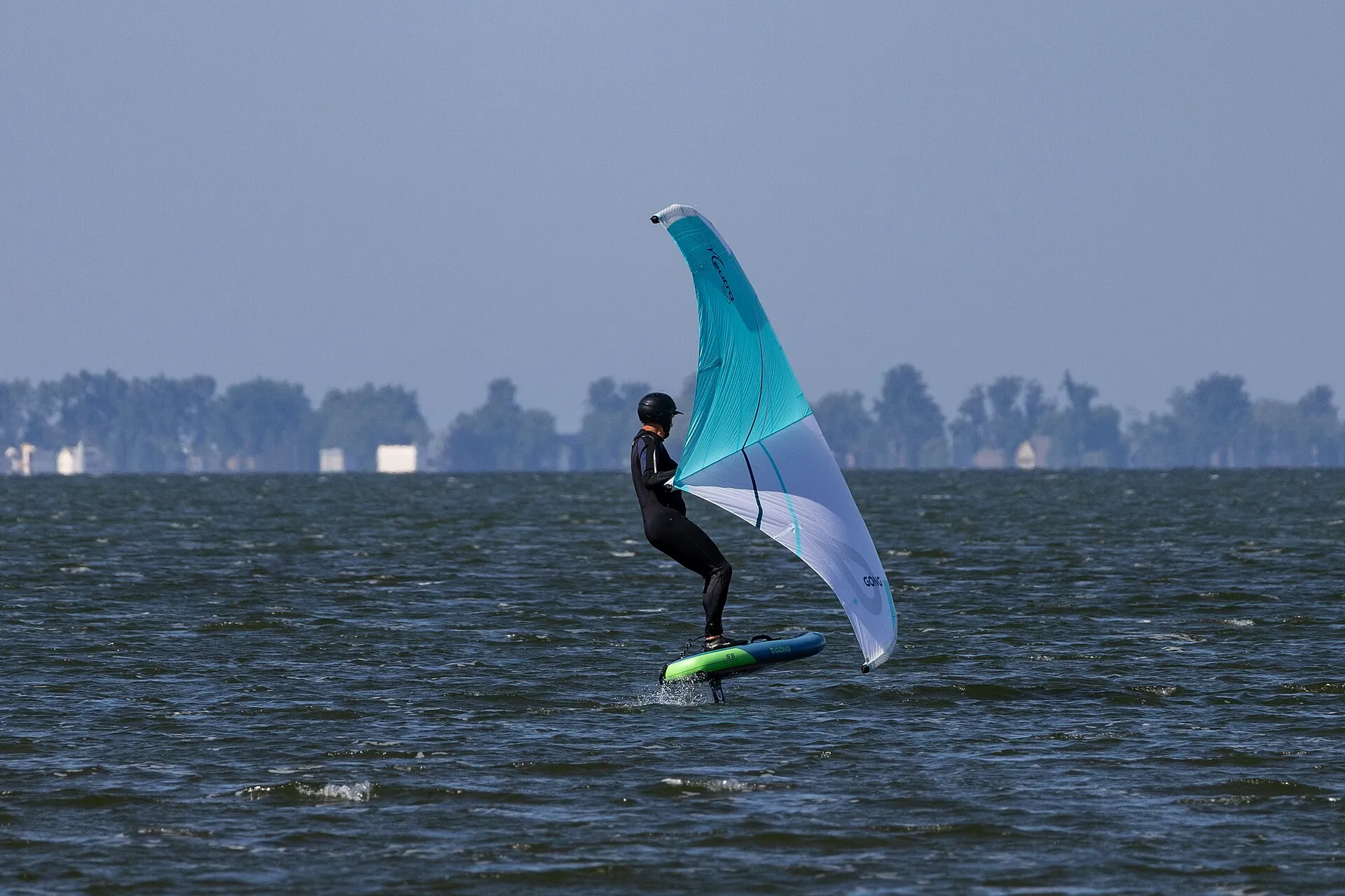 Un rider en wing foil sur la baie de Rondeau, en Ontario